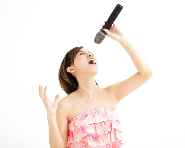 Piękna młoda kobieta śpiewanie karaoke na białym tle — Zdjęcie stockowe