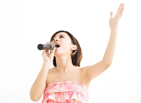 Krásná mladá žena zpívá karaoke izolované na bílém — Stock fotografie