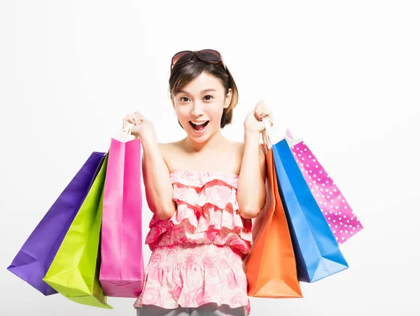 Jeune femme souriante heureuse avec des sacs à provisions — Photo