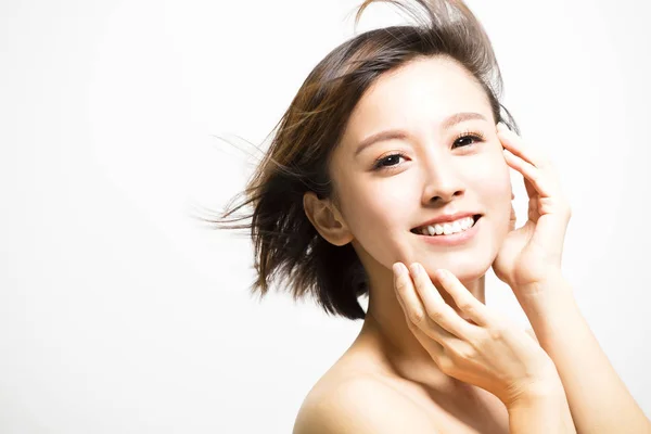 Sorrindo jovem Mulher com movimento do cabelo — Fotografia de Stock