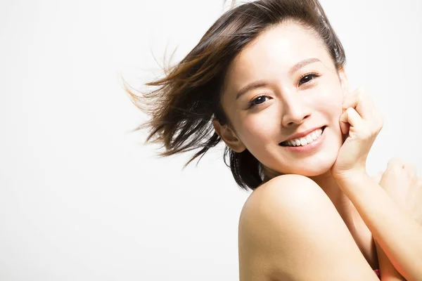 Usměvavá mladá žena s vlasy pohybu — Stock fotografie