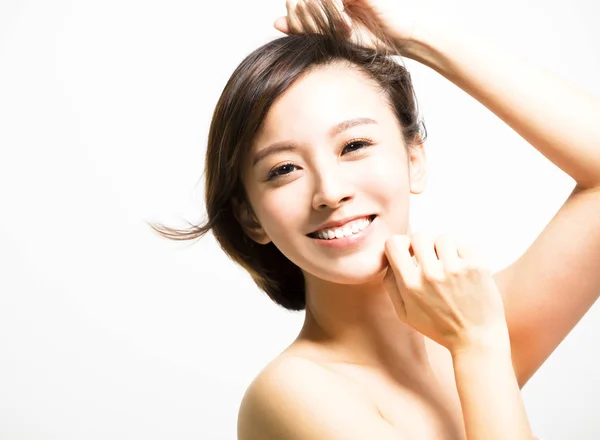 Sorrindo jovem Mulher com movimento do cabelo — Fotografia de Stock