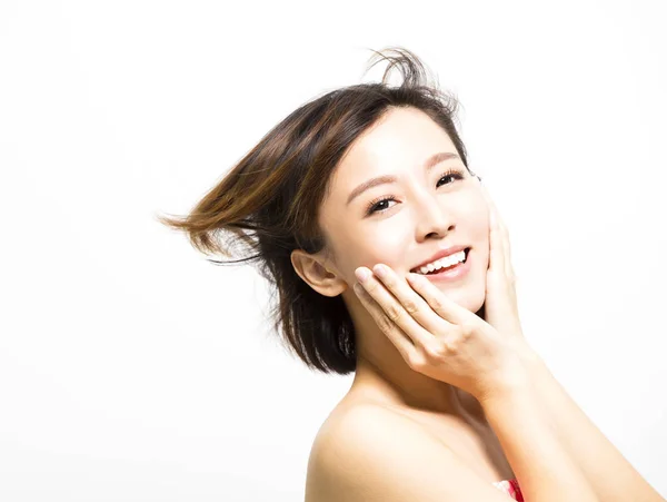 Sorrindo jovem Mulher com movimento do cabelo — Fotografia de Stock