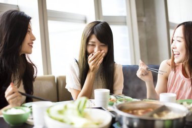 mutlu genç kadınlar yeme güveç grup