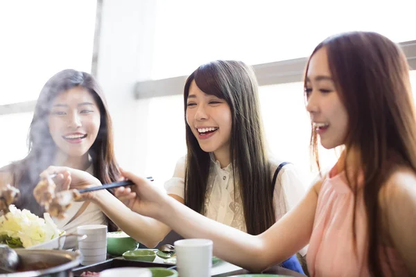Feliz jovem Mulheres grupo Comer panela quente — Fotografia de Stock