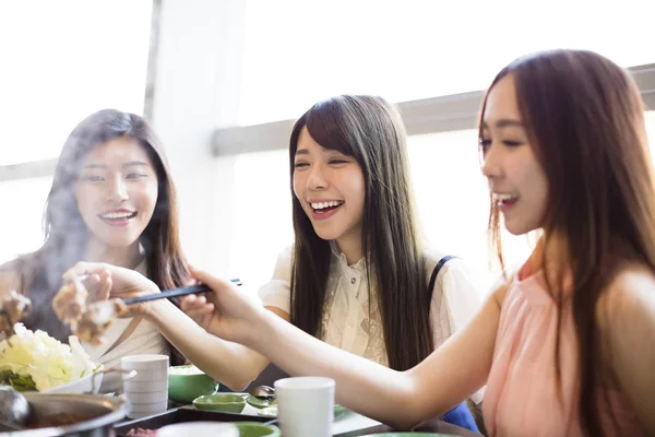 Felice giovane gruppo femminile Mangiare pentola calda — Foto Stock