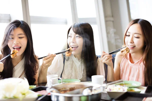 Feliz joven grupo de mujeres comiendo olla caliente — Foto de Stock