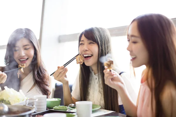 Feliz jovem Mulheres grupo Comer panela quente — Fotografia de Stock