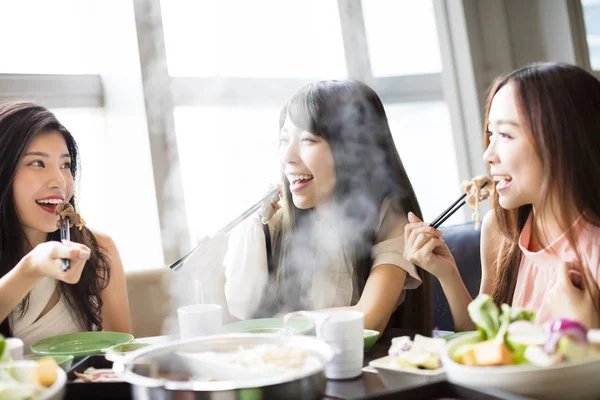 Feliz jovem Mulheres grupo Comer panela quente — Fotografia de Stock