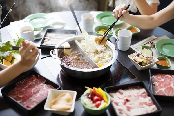 中国食品双味火锅在桌子上 — 图库照片