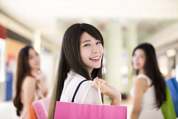Gelukkige vrouw groep holding boodschappentassen wandelen in winkelcentrum — Stockfoto