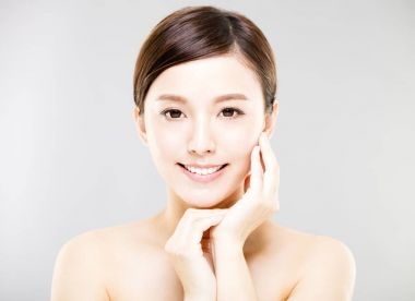 tatlı genç bir kadın yüzü gri arka plan