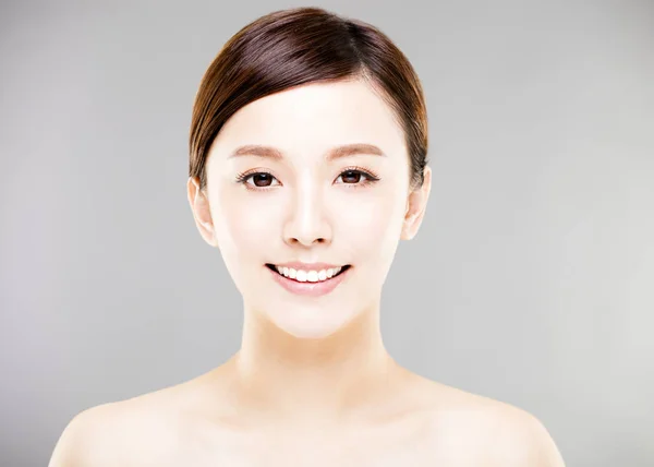 Closeup mladá žena tvář s šedým pozadím — Stock fotografie