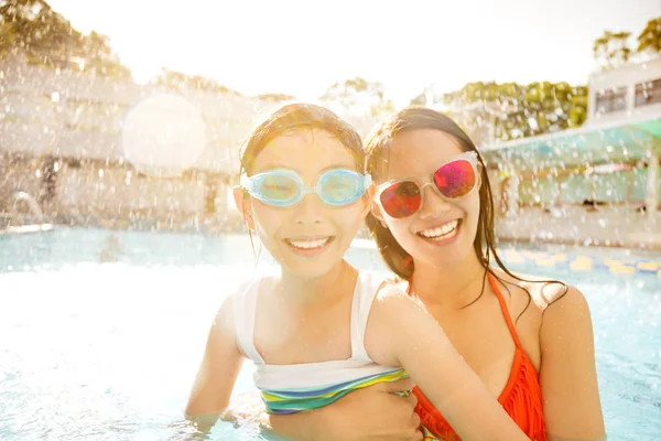 Mutlu anne ve kız yüzme havuzunda oynuyorlar. — Stok fotoğraf