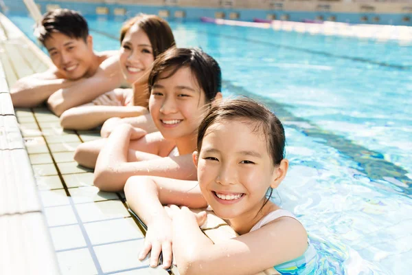 행복 한 가족 이 수영장에서 노는 모습 — 스톡 사진