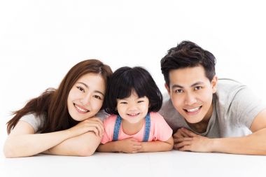 küçük kızla yerde oynarken mutlu aile