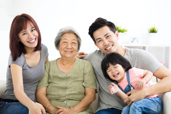 Счастливая маленькая девочка с бабушкой и родителем — стоковое фото