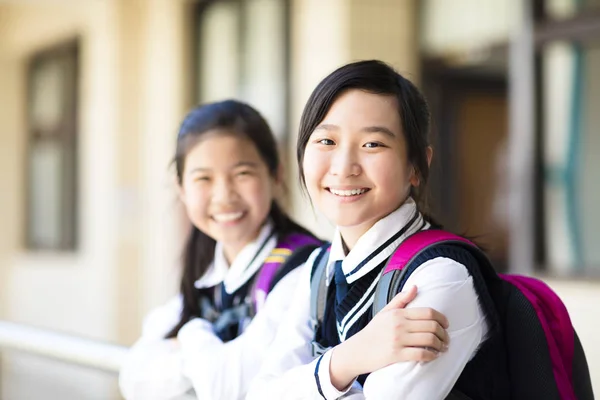 Två leende vackra student flickor i skolan — Stockfoto