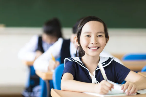快乐的小女孩，在学校和她的朋友在背景中 — 图库照片