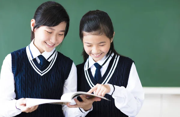 Lächelnde Teenager-Studentinnen im Klassenzimmer — Stockfoto