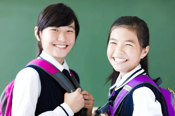 Souriant adolescentes étudiantes dans la salle de classe — Photo