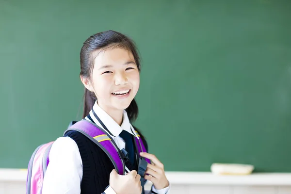 在教室里的小女孩微笑着青少年学生 — 图库照片