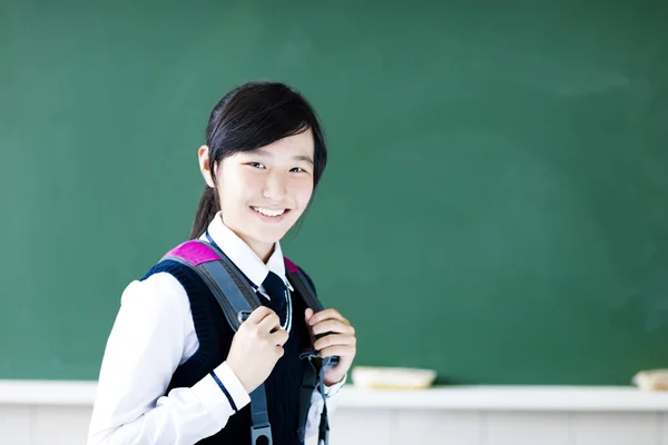 Усміхнений підліток студент дівчина в класі — стокове фото