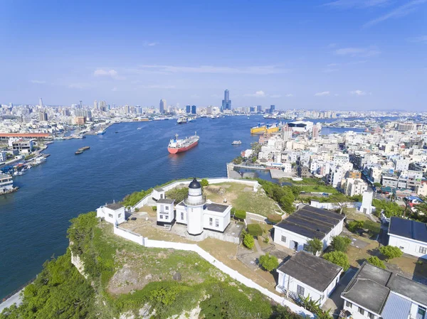 Luftaufnahme der Stadt in Taiwan - Kaohsiung Hafen und Leuchtturm — Stockfoto