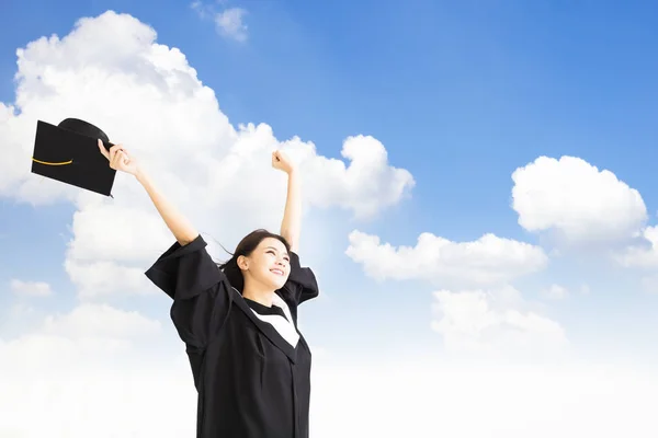 Leende Graduate kvinna med molnet bakgrund — Stockfoto