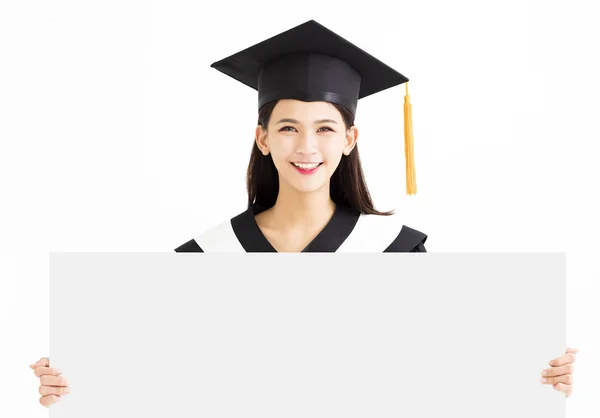 Graduate estudante menina mostrando placa de placard em branco — Fotografia de Stock