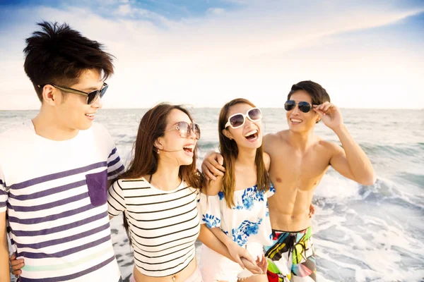 Счастливая молодая группа, гуляющая по пляжу наслаждаться летним отпуском — стоковое фото