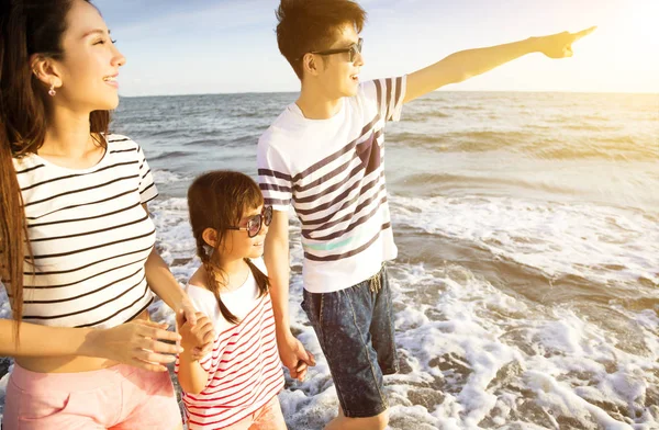 Lycklig familj promenerar på stranden på sommarlovet — Stockfoto