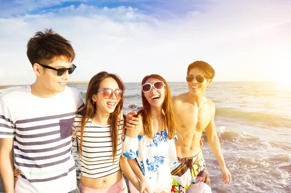 Glad ung grupp promenerar på stranden njuta av sommarlovet — Stockfoto