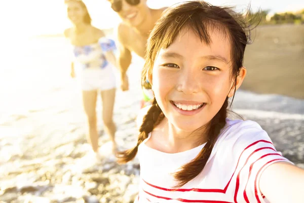 Lycklig familj promenerar på stranden njuta av sommarlovet — Stockfoto