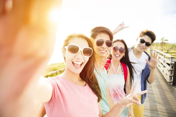 Šťastné mladé skupiny přátelé s selfie na letní dovolenou — Stock fotografie