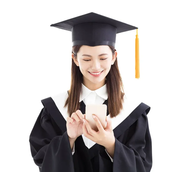 Estudiante graduado utilizando el teléfono inteligente aislado en blanco —  Fotos de Stock