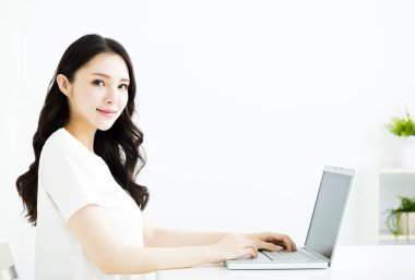 güzel genç gülümseyen kadın dizüstü bilgisayar ile