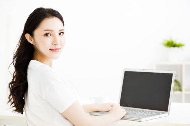 güzel genç gülümseyen kadın dizüstü bilgisayar ile