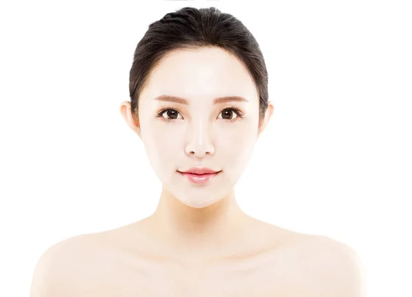 Närbild ung vacker kvinna ansikte isolerad på vit — Stockfoto