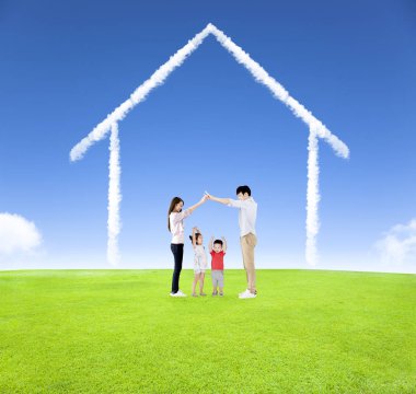 Mutlu aile ev bulut arka plan ile birlikte eğleniyor