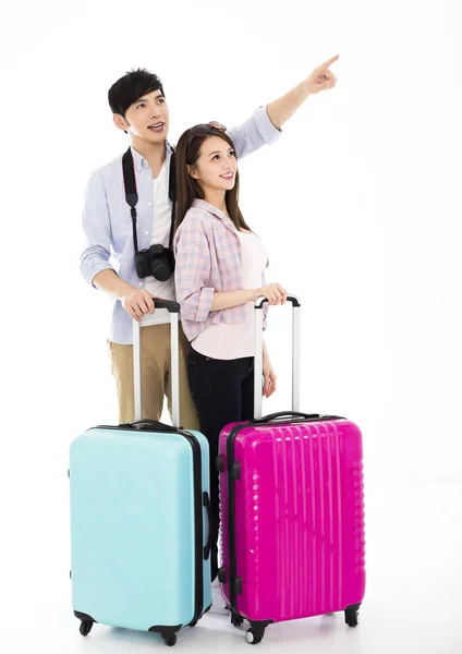 Счастливая молодая пара с чемоданом собирается в отпуск — стоковое фото