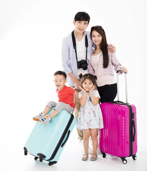 Familia feliz con la maleta va de vacaciones — Foto de Stock