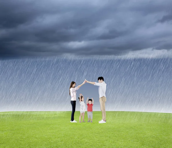 Concepto familiar proteger al niño de la lluvia — Foto de Stock
