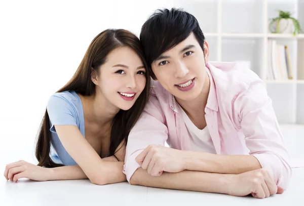 Asya Genç çift gülümseyen portresi — Stok fotoğraf