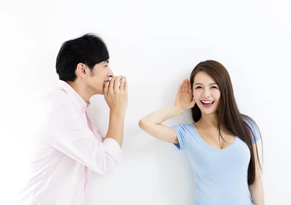 Casal jovem falando e ouvindo conceito — Fotografia de Stock