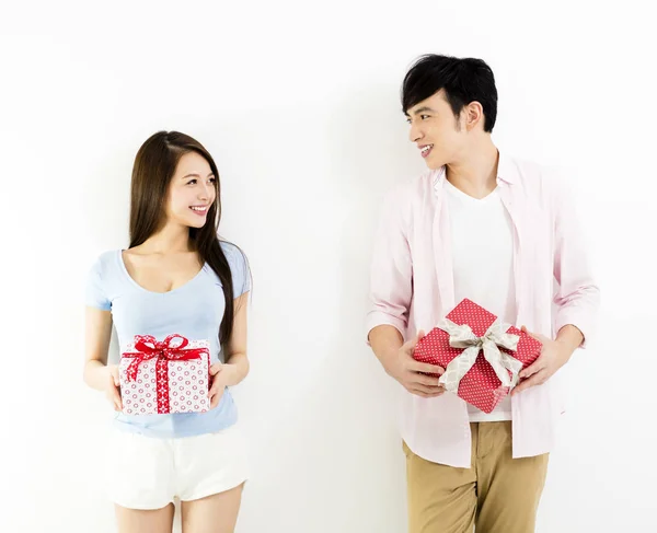 Felice giovane coppia che mostra la scatola regalo — Foto Stock