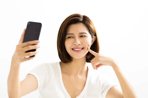 Młodych kobiet podejmowania selfie przez inteligentny telefon — Zdjęcie stockowe