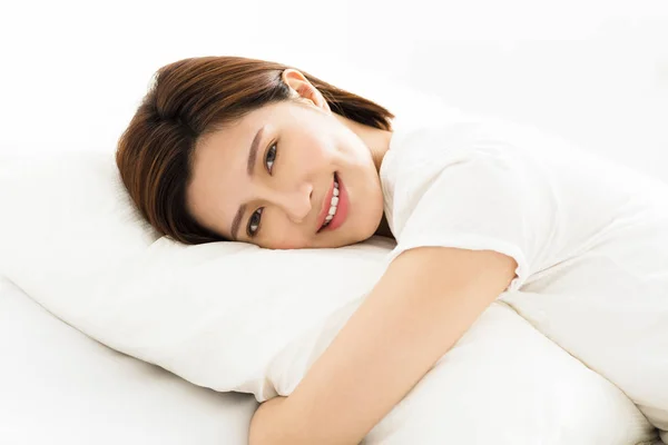 Güzel bir genç kadın yatak odasında uyuyor — Stok fotoğraf