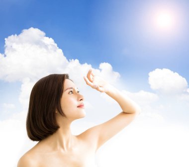 güneş ışığı .skin bakım ve güneş kremi Uv konsepti ile genç kadın