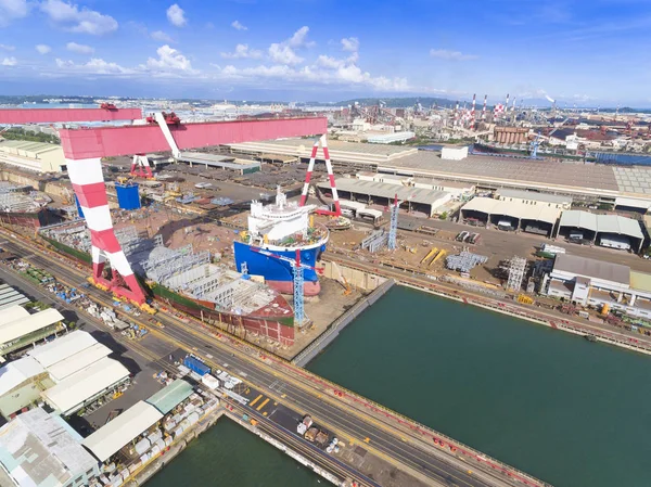 KAOHSIUNG, TAIWAN-July 10 2017 :Ship in shipyard in kaohsiung, Taiwan — Stock Photo, Image